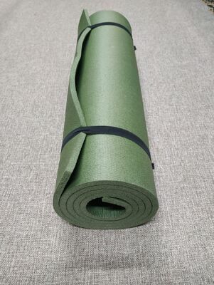 ミリタリースタイル迷彩フォームカレマット 寝袋 防水 ポータブル ストラップ付き キャンプ ハイキング バックパッキング用